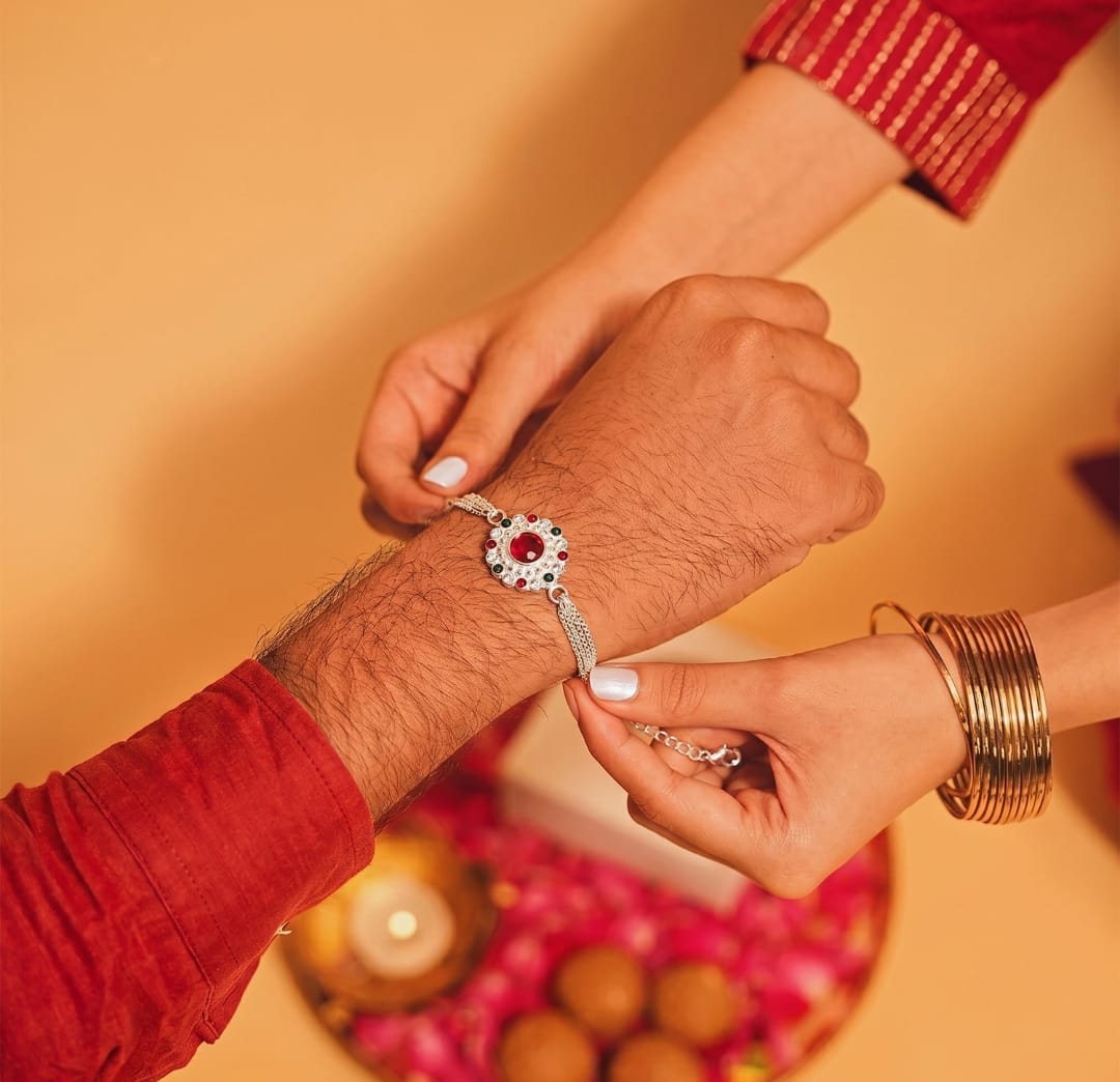 Silver Stone Chain Rakhi – Elegant & Durable Design